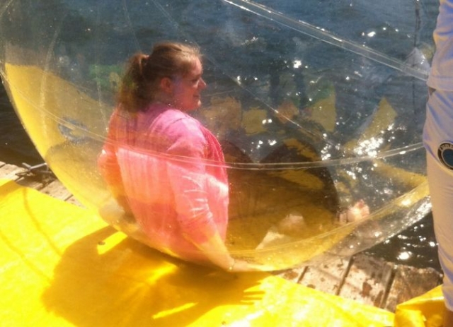 Sentada para entrar en el agua